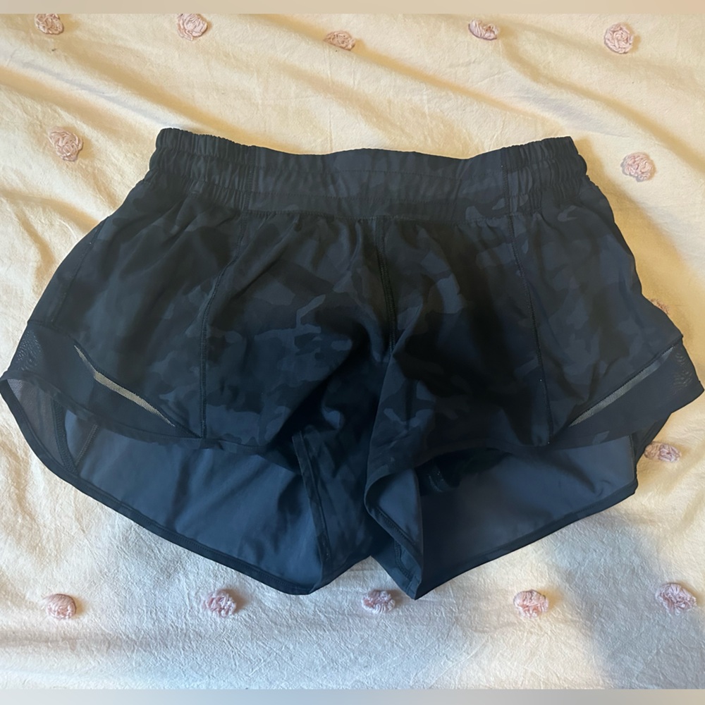Lululemon hotty hot low rise lined shorts. 2.5”